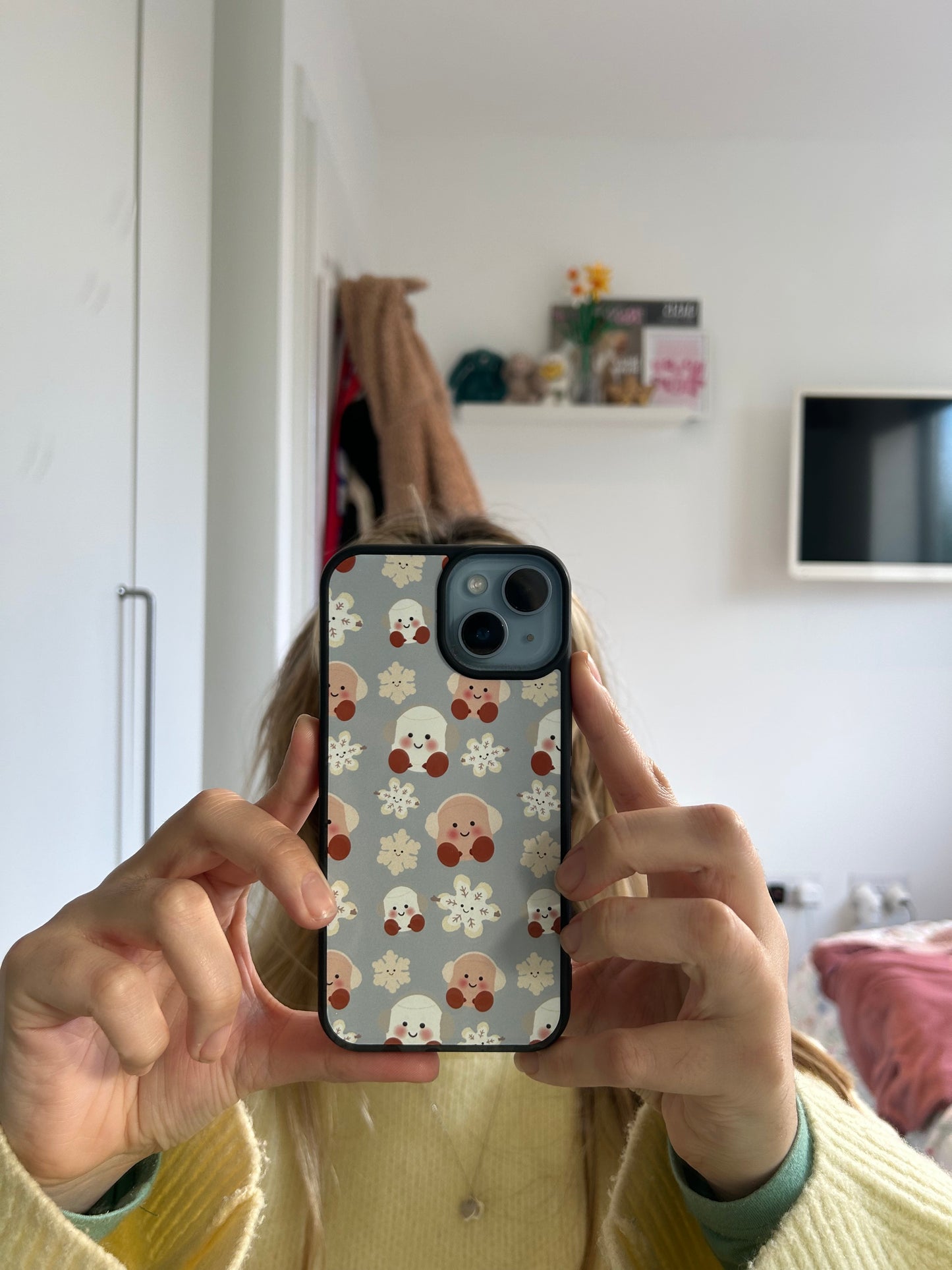 Marshmallow and snowflake phone case. Christmas. Blue background. Cuddly toys.