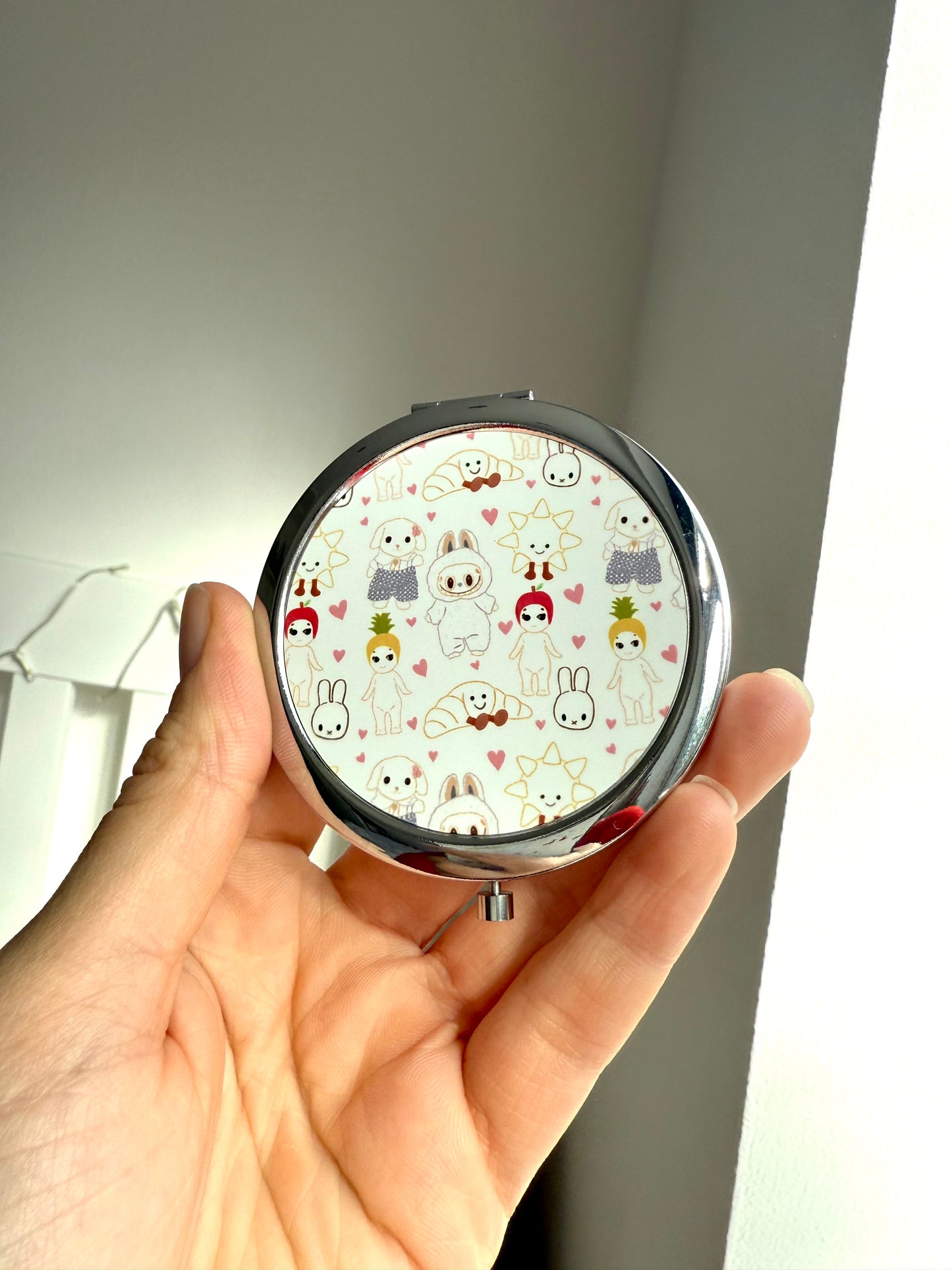 Trinket compact mirror. Round. Silver.