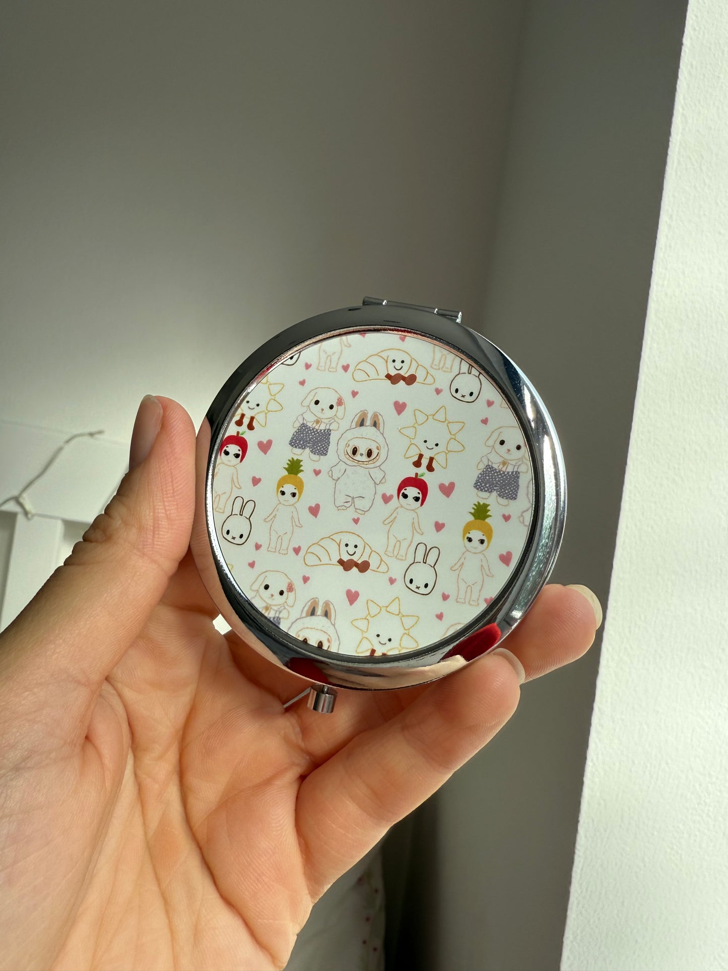 Trinket compact mirror. Round. Silver.