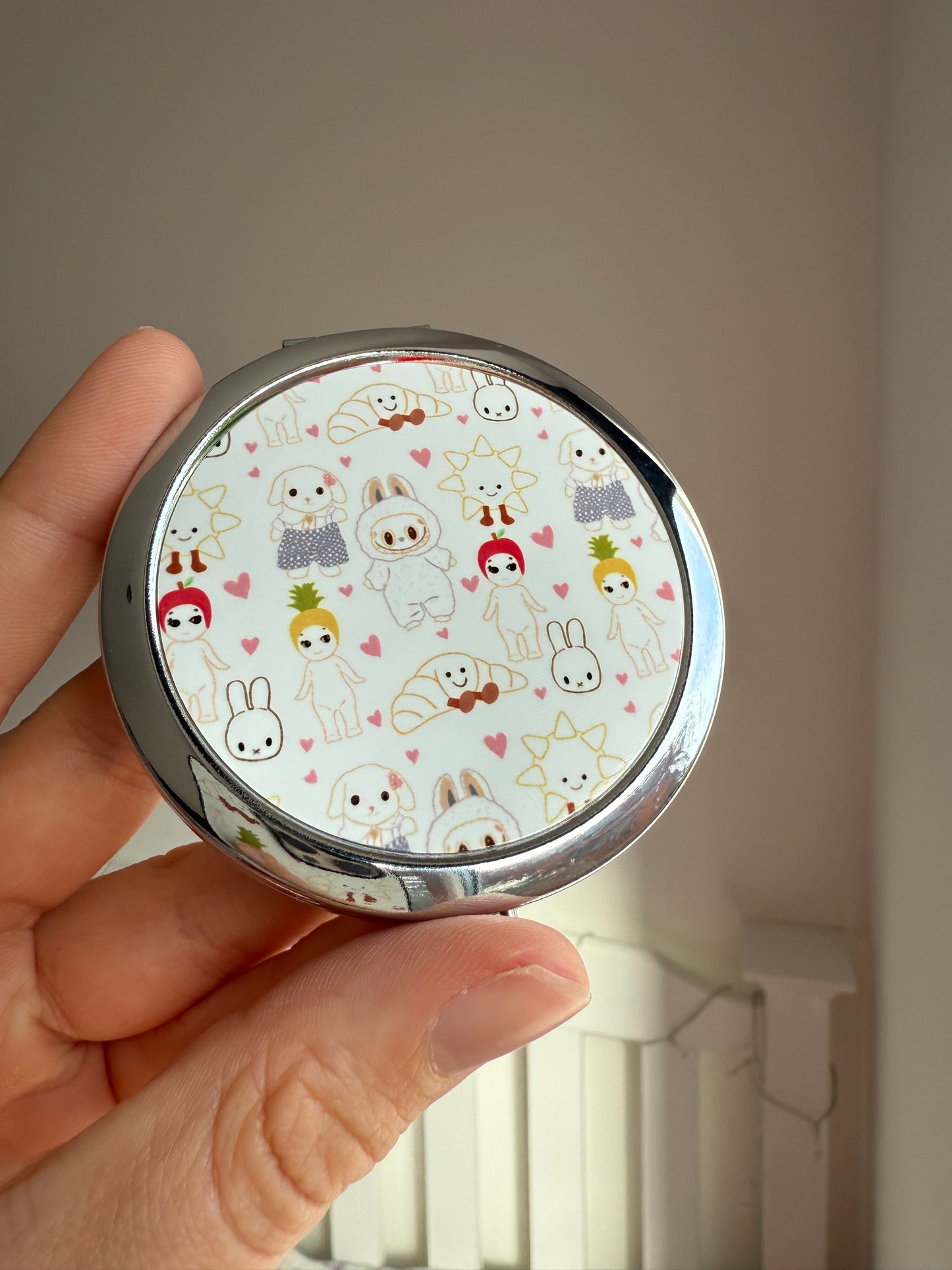 Trinket compact mirror. Round. Silver.